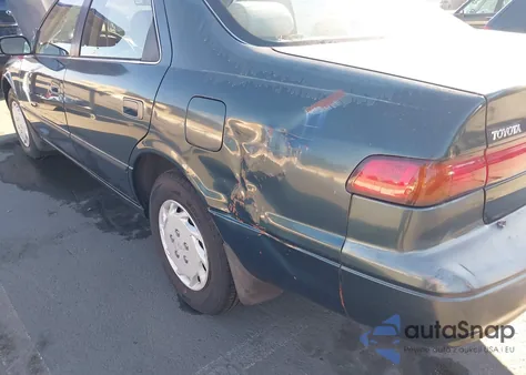 1998 Toyota Camry Le z USA, uszkodzony, nr VIN JT2BG22K8W0117079